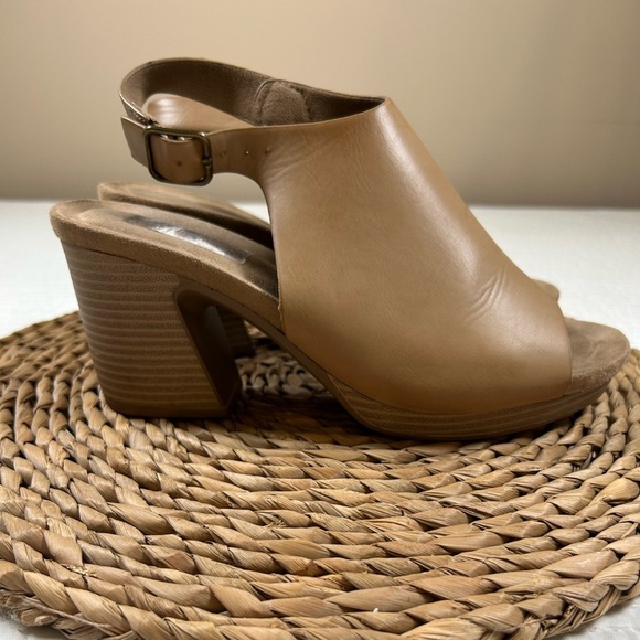 Pierre Dumas Tan Chunky Heel Slingback. Size 9. - Picture 3 of 8